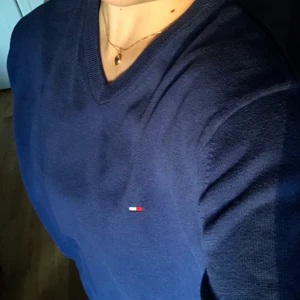 Tommy hilfiger långärmad - Långärmad tommy hilfiger tröja i blått. Färgen syns tydligt i första och sista bilden💙