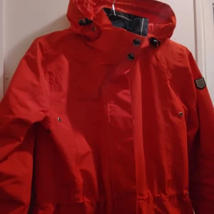 Tuxer vindjacka st S - Tuxer vindjacka som även är vattentät  i storlek S, och absolut nyskick. Då den endast är använd 1 gång.   Hämtas gärna, men ska den skickas så skickar jag med spårbart genom postnord. Frakt ingår I priset.      Tidigare referenser finns från nyliga sälj 