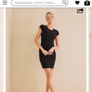 Nelly klänning strl S  - En jätte snygg och basic klänning perfekt till sommaren! Den sitter jätte fin! ❤️