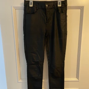 Stretchiga skinnbyxor - Säljer skinnbyxor från märket Vila. Storleken står ej på byxorna men skulle säga att det är small eller 34\36\38. Fint skick och stretchigt material! Betalning sker via Swish. 