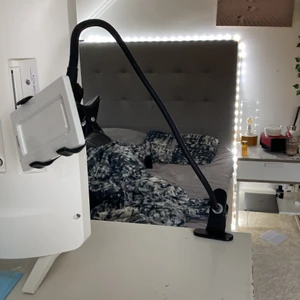 Säljer en mobil hållare - Den är en svart mobil hållare som man kan forma hur man vill 