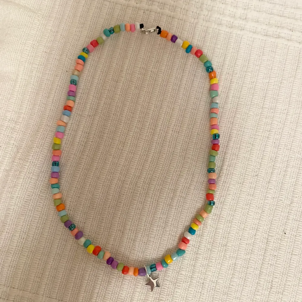 Handmade rainbow necklace med stjärna💜💙🧡 storlek pärlas utefter önskemål. För mer kolla in hannashoops.com 💜 . Accessoarer.