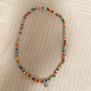 Handmade rainbow necklace med stjärna💜💙🧡 storlek pärlas utefter önskemål. För mer kolla in hannashoops.com 💜 