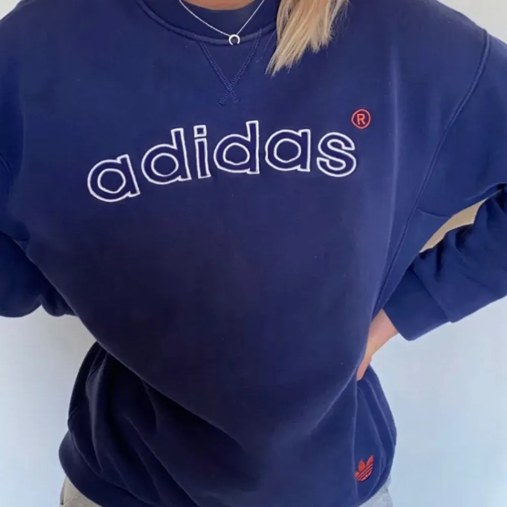 Snygg sweatshirt från Adidas, kommer tyvärr aldrig till användning. Bra skick men tajt i halsen                                           (Lånad förstabild, skriv för fler) ☀️☀️☀️. Tröjor & Koftor.