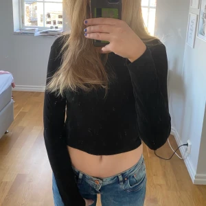 Svart tröja - Säljer denna jättesköna och snygga tröjan från zara! Pris kan diskuteras💕