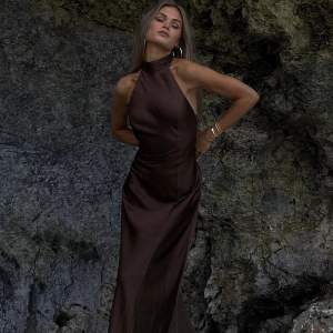 Intressekoll på denna bruna jättefina klänning från NA-KD från Hanna Schönbergs kollektion. Köpte den i höstas och är enbart testad, och alla lappar är kvar! Bud från 500, och köparen står för frakten. Storlek 32/XS❤️