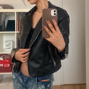 Skinnjacka - Säljer denna skinnjacka från H&M i strl 36:)