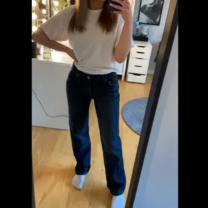 Säljer dessa mörkblå lågmidjade jeans ifrån ASOS, storlek  W25  L32  🖤🖤