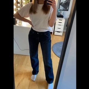 Lågmidjade jeans - Säljer dessa mörkblå lågmidjade jeans ifrån ASOS, storlek  W25  L32  🖤🖤