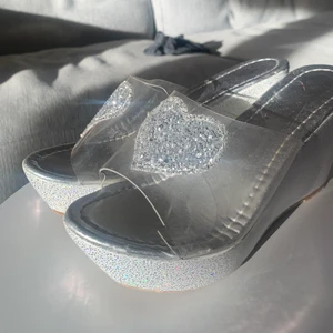 Kilklackar - Säljer nu mina absoluta favvo klackar pga att dom har blivit för små, jätte fina glittriga y2k kilklackar perfekta till sommaren!✨🤍