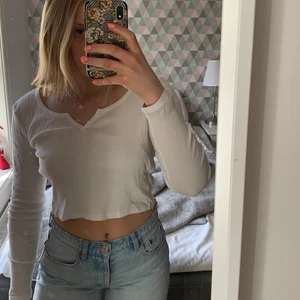 Långärmad t-shirt - Fin långärmat t-shirt från gina med utskärning i kragen. Ribbstickad och använd ett fåtal gånger💞💞 Köparen står för fraken