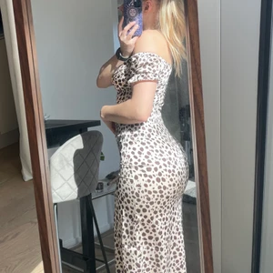 Sommarklänning från PrettyLittleThing - Oanvänd leopardmönstrad maxi klänning med en snygg slits. Säljer pga att dragkedjan inte stängs för mig då jag har gått upp i vikt. 