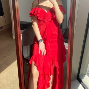 Maxiklänning från PrettyLittleThing - Oanvänd snygg flamenco 💃🏼 klänning för när du ska dansa i Spanien på stranden. Säljer pga lång.