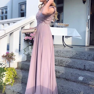 Balklänning  - Säljer min balklänning, endast använd 1 gång. Skulle säga att den är mellan storlek 34-36 (man kan dra åt den hur hårt man vill i ryggen). Köpte för 3400 i butik. Jag är 167/168 cm lång. 