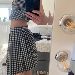 Kjol - Cool rutig kjol, jättebra skick pga i princip oanvänd, storlek 36, frakt inkluderat i pris 