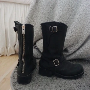 Johnny bulls  - Johnny bulls, använda men i bra skick. Snygga till en klänning på våren😍