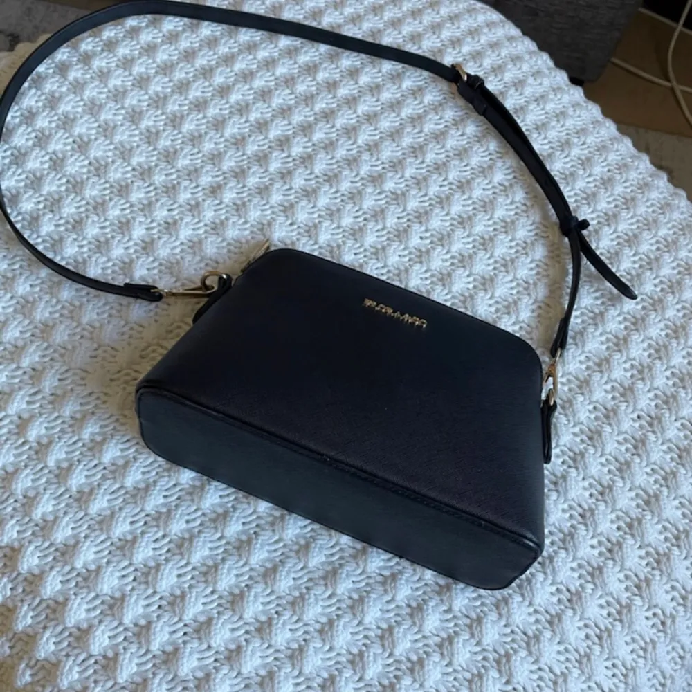 Säljer denna svarta Flora & co handväskan för 60kr. Väskan är nästintill oanvänd och är i ett fint skick! Man kan justera längden på axelbanden.. Väskor.