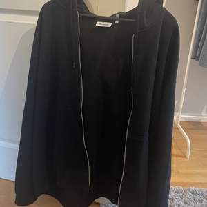 Weekday zip hoodie använd ett fåtal gånger. Köpt för 399, mitt pris 150:-. Storlek xl