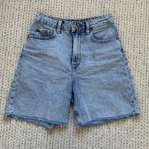 Jeansshorts - Köpta från H&M. Orginalpris: 250kr. Dem är lite ljusar i verkligheten.