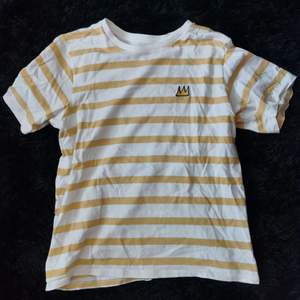 Säljer denna jättefina SPRZ NY / Jean Michael Basquiat t-shirten köpt från UNIQLO för ett par år sen eftersom att jag knappt använder den längre! ☁️ Har använt den säkert runt 5 gånger tidigare men den är i bra skick. ☁️ Originalpris: ca. 100kr. ☁️ Kan mötas upp i Stockholm, men kan absolut också skicka paket! ✨ Köpare står för frakt! (Läs bio för mer info) 