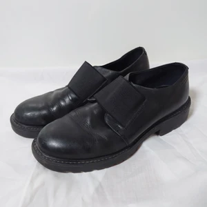 Svarta lågskor - Svarta lågskor med tjock sula. Brett resårband tvärs över🌱