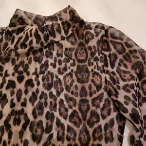 Leopardmönstrad top  - Top I skirt material från Gina tricot str M liten I storleken