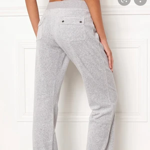 Gråa Juicy byxor❣️❣️ - Säljer mina juicy som ej kommer till användning❣️storlek m! Sätter längre prisklass från start, finns vissa defekter och slitningar.