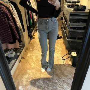 Högmidjade jeans med slits 🤍 - Superfina jeans som är näst intill oanvända. 💕 Från Ginatricot!