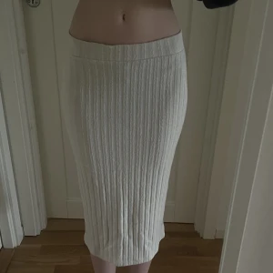 Kjol - Fin kjol med en liten slits baktill❣️vit-beige/krämvit 