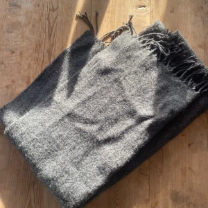 Mysig halsduk! - Halsduk från Lindex, knappt använd så i fint skick! Supermjuk och mysig☺️