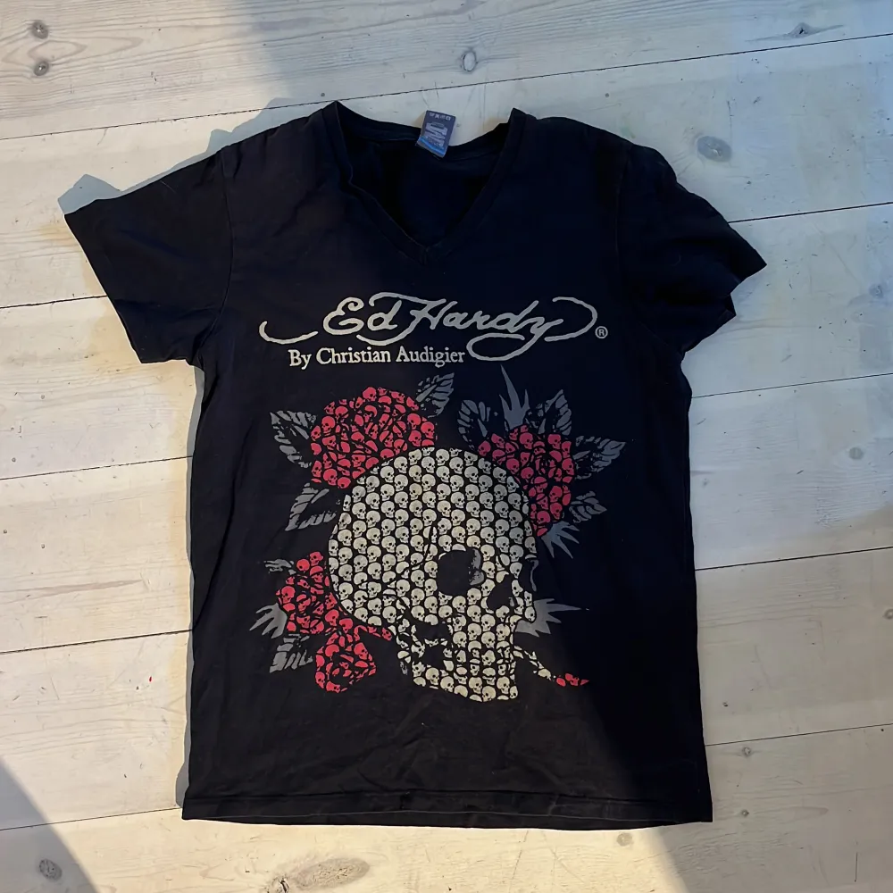 En jätte cool ed hardy tröja   Möts upp och fraktar men fraktar mycket hellre, pris är inkl med frakt . T-shirts.