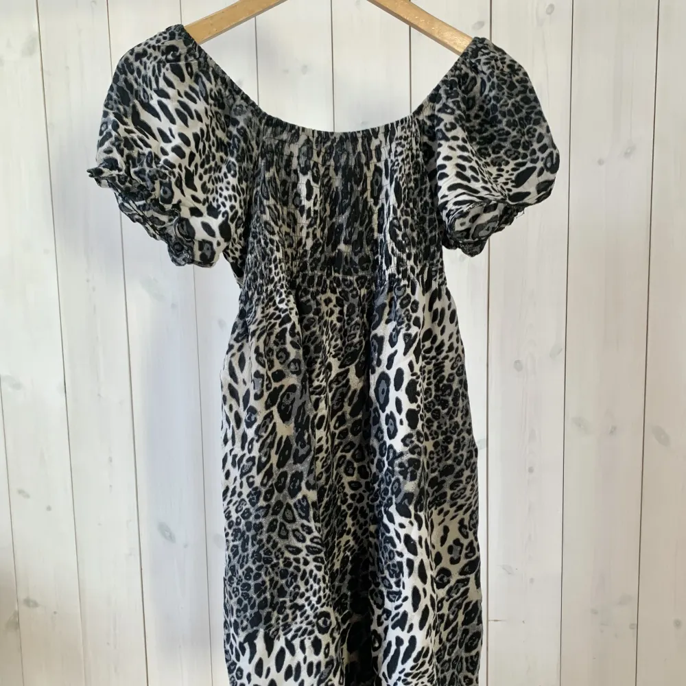 Leopardmönstrad tunn klänning. Super skönt (mjukt/lent) material & väldig stretchig. Skön som sommarklänning eller nattlinne? . Mekot.