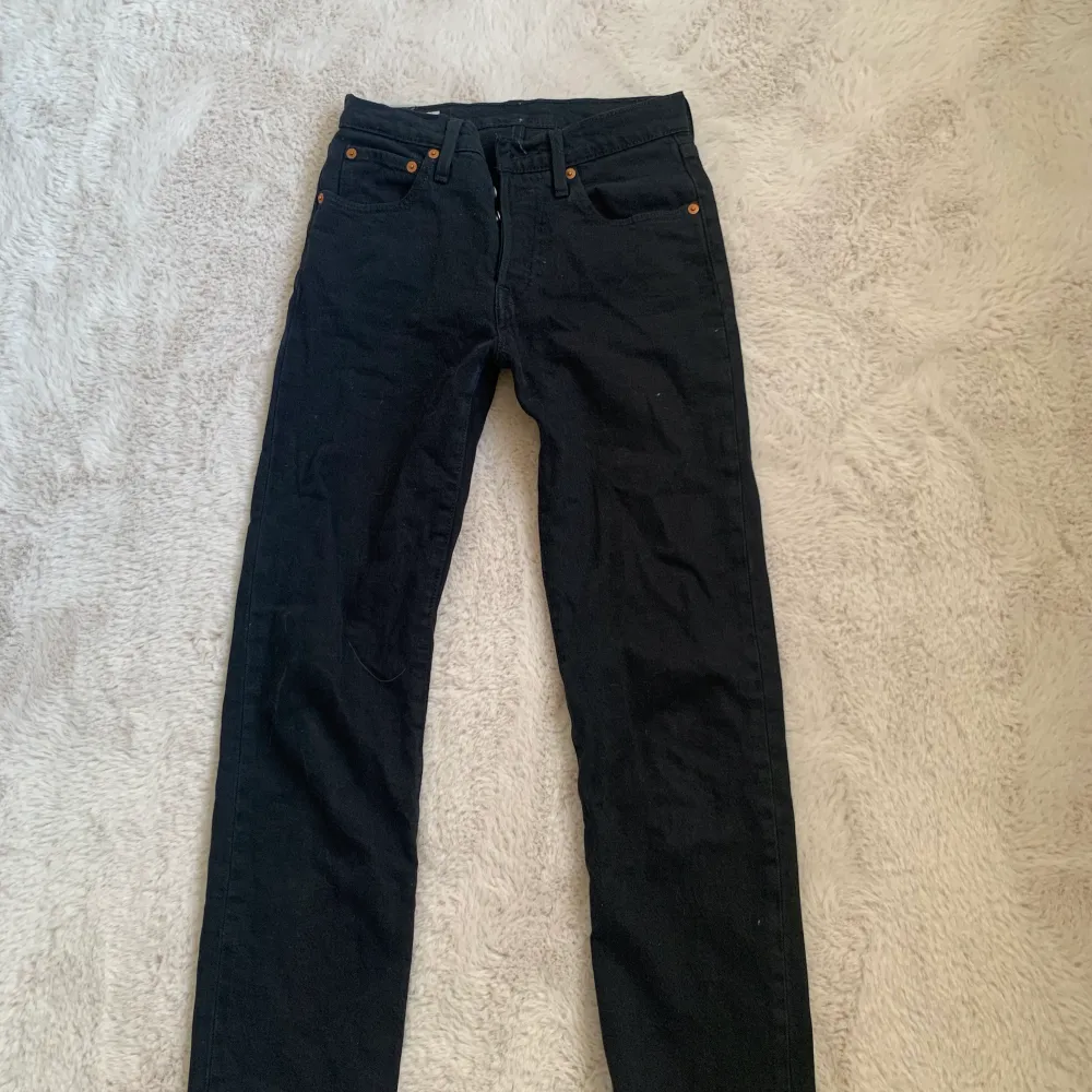 Jättefina svarta jeans från Levis, strl 24/28, knappt använda💘pris diskuterbart . Jeans & Byxor.