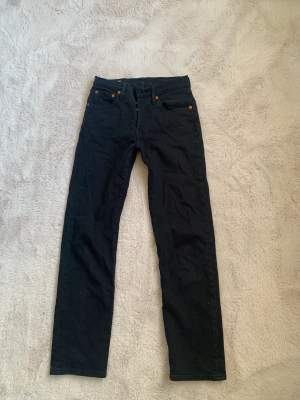 Jättefina svarta jeans från Levis, strl 24/28, knappt använda💘pris diskuterbart 