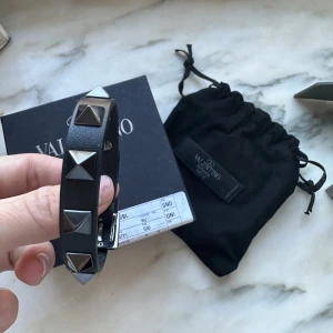 Valentino armband  - Svart valentino armband! Helt nytt och allt medföljer. Nypris 2800 kr, säljer för 1600