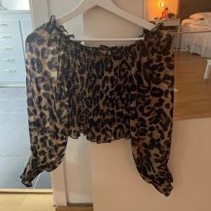 Söt blus i leopard motiv och ballongärmar