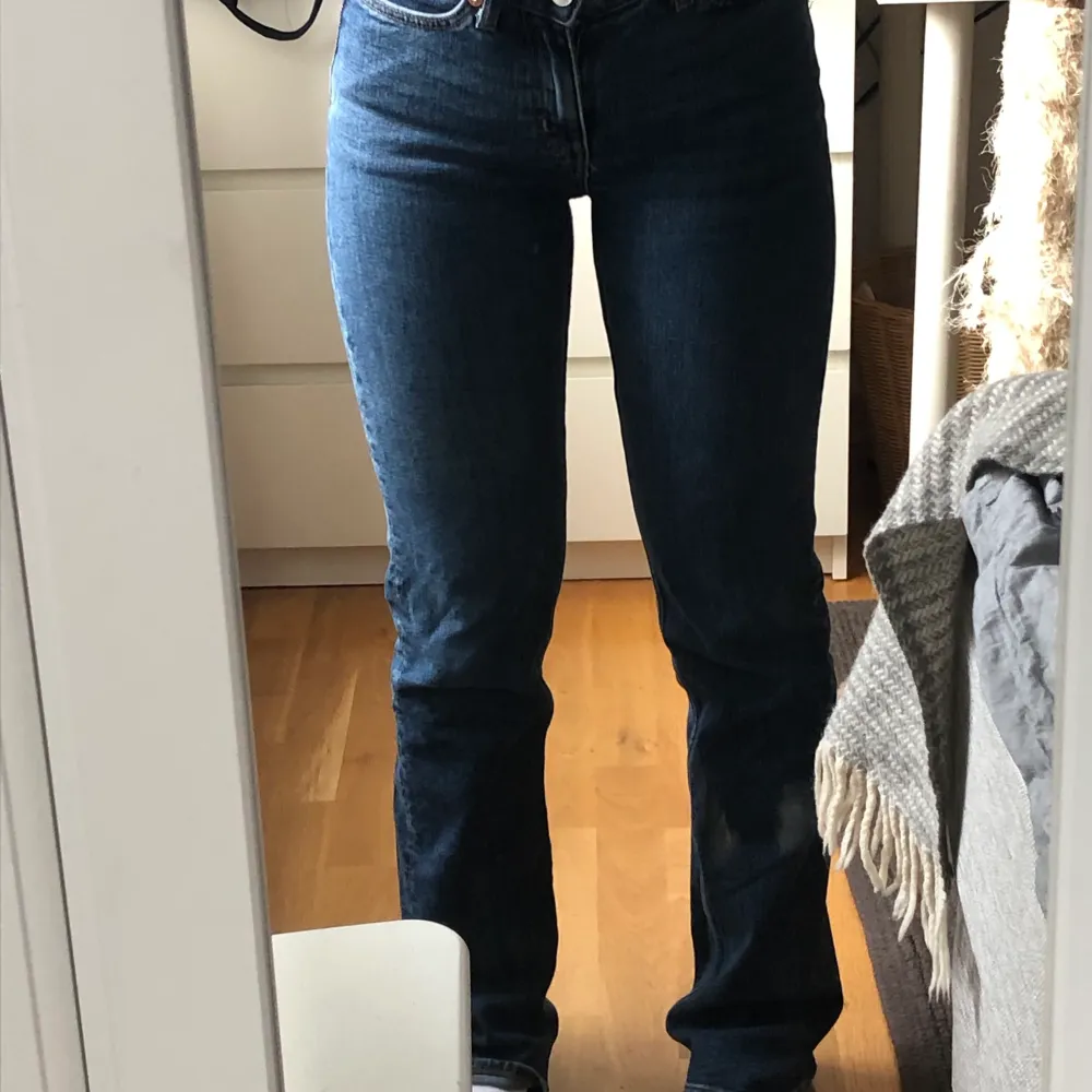 Lågmidjade jeans från Weekday i modellen Twig. Endast använda ett fåtal gånger💗 Storlek 24 i midja och 32 i längd . Jeans & Byxor.