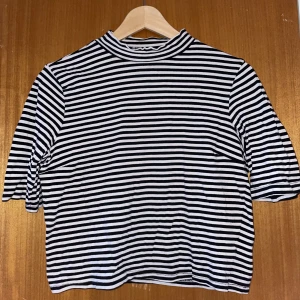 Randig t-shirt från Monki  - En vardaglig svart vit randig t-shirt från Monki i storlek M. Säljer då den inte har kommit till användning på länge. Är sparsamt använd. 