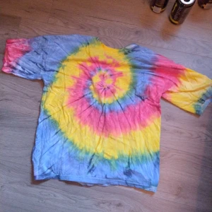 T-shirt  - Tie-dye tröja. Ny skick och inga skador på den. Skön i materialet men använder den för lite. Storlek M