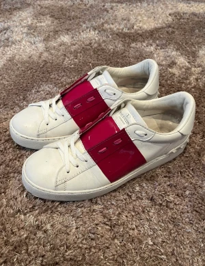 Valentino skor röda  - Säljer dessa valentino skor pga att de inte används längre. Skicket är mycket bra, inte använda mycket alls. Dustbag, kartong, extra snöre och kuvert följer finns och följer med vid köp. Kan gå ner i pris vid snabb affär  