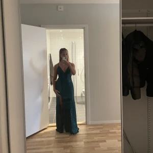 Grön glittrig balklänning - Intressekoll på en till grön glittrig balklänning, såå fin