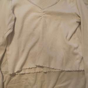 Vit gullig tröja i M funkar även  om man har s. Små mönster i tröjan se bild 2/3 Tröjan är knappt andvända men inte ny. Inga direkter Priset kan diskuteras  