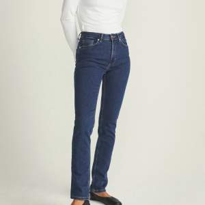 Helt oanvända mörkblå straight leg jeans! Köparen står för frakt