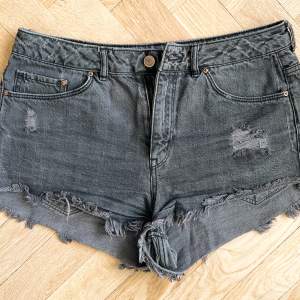 Sommar shorts jeans i mörkgrå  Kort 