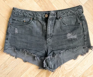 Shorts - Jeans shorts - grå - 40 - H&M Divided  - Sommar shorts jeans i mörkgrå  Kort 