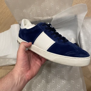 Valentino Flycrew 42,5 - Säljer valentino flycrew storlek 42,5. Sitter perfekt för mig som är 43. Väldigt bra skick. Alla nitar är kvar såklart.