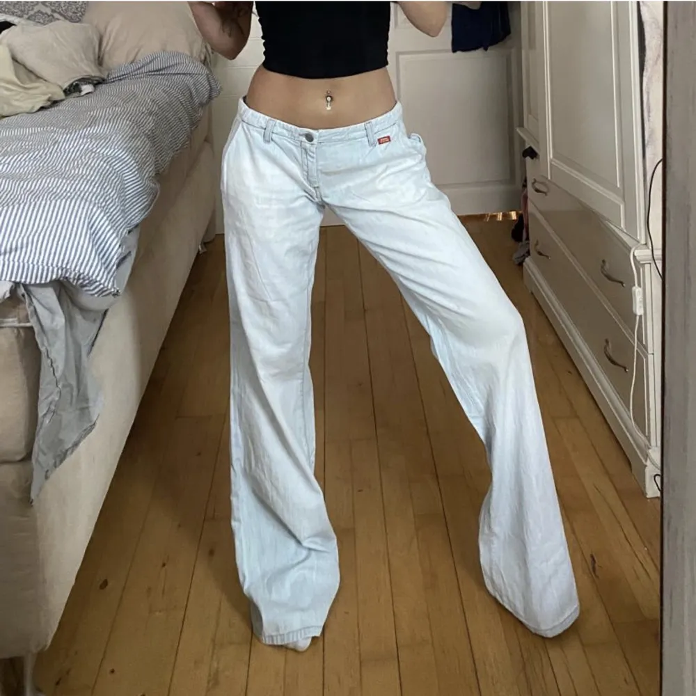 Jättesnygga lågmidjade jeans från miss sixty utan bakfickor! Midja: 42 rakt över, innerben: 87 cm 💘(lånade bilder). Jeans & Byxor.