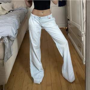 Jättesnygga lågmidjade jeans från miss sixty utan bakfickor! Midja: 42 rakt över, innerben: 87 cm 💘(lånade bilder)