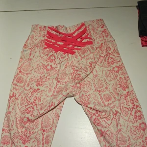 Tränings byxor - Rosamönstarde i storlek XS. Oanvänt skick