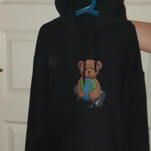 Fashion bear hoodie - Jag säljer min Fashion bear hoodie i storlek S. Bara andvänd ett fåtal gånger. Pris kan diskuteras❣️